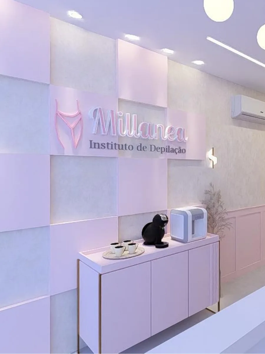 Recepção da Millanea com o logotipo na parede